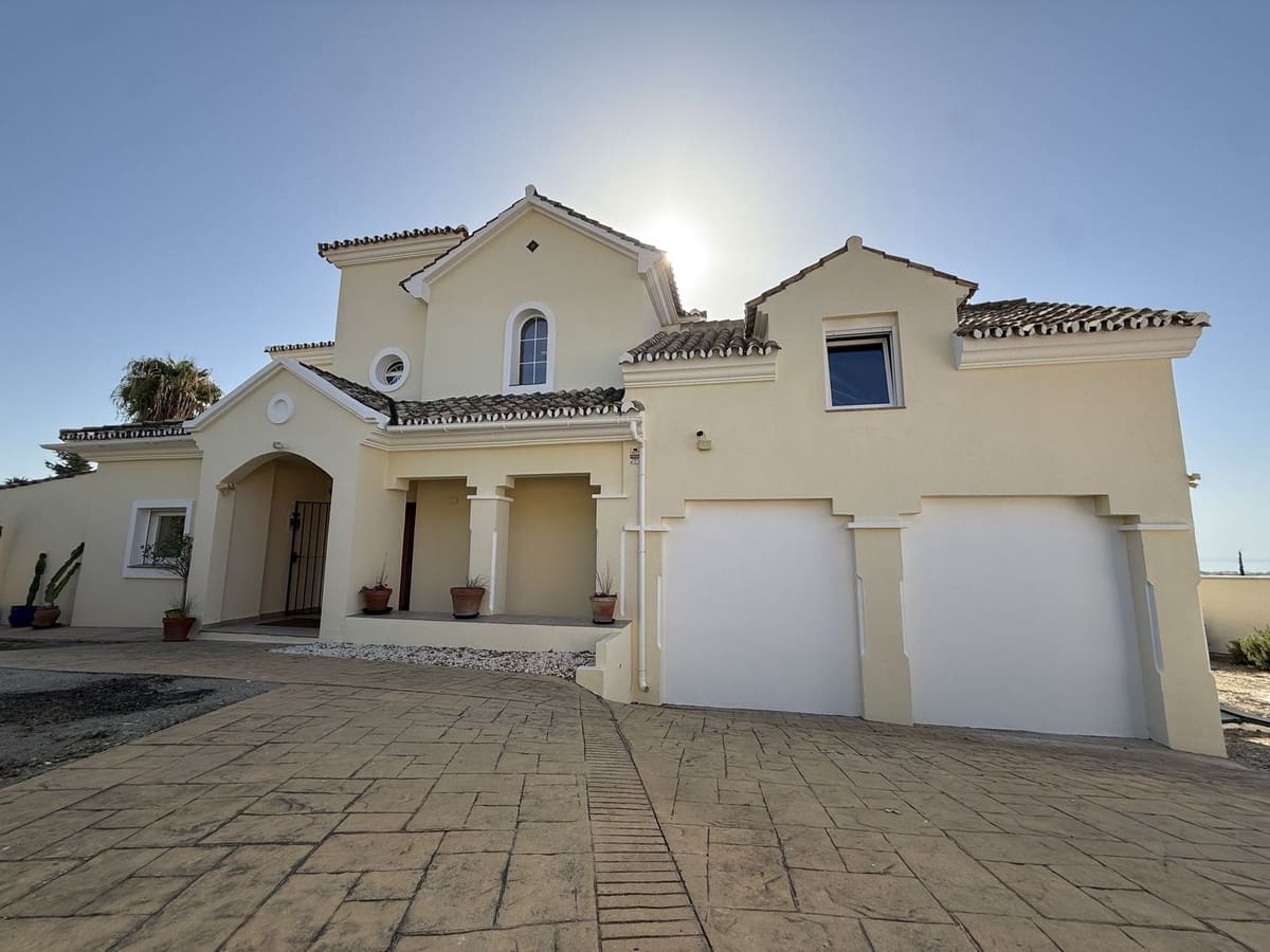 5 bedroom Villa for sale in Estepona - € 1,395,000 (Ref: 9413186)