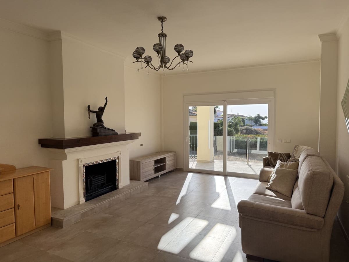 5 bedroom Villa for sale in Estepona - € 1,395,000 (Ref: 9413186)