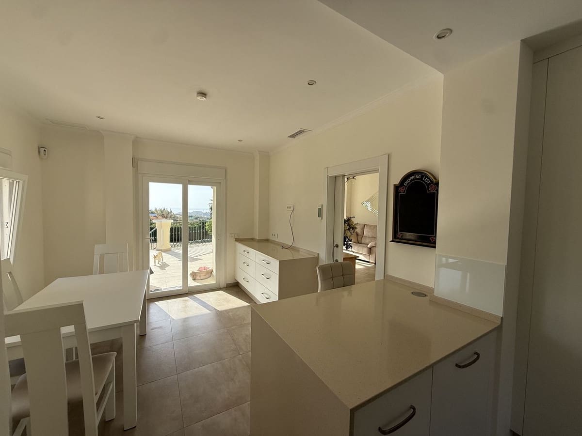 5 bedroom Villa for sale in Estepona - € 1,395,000 (Ref: 9413186)