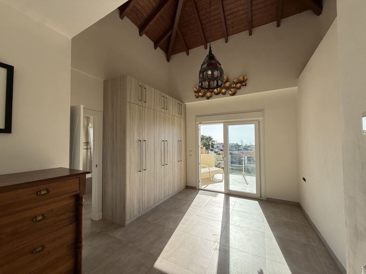5 bedroom Villa for sale in Estepona - € 1,395,000 (Ref: 9413186)