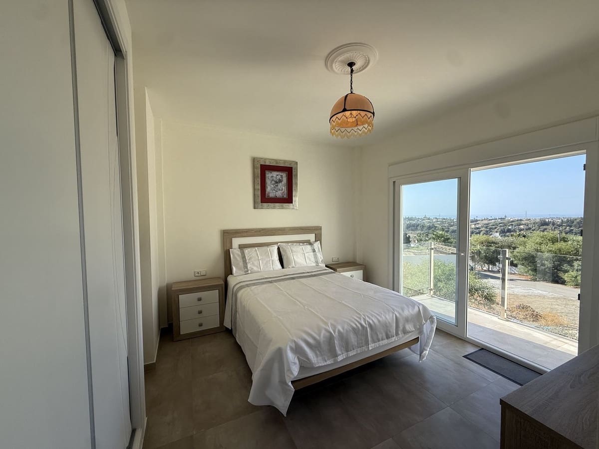 5 bedroom Villa for sale in Estepona - € 1,395,000 (Ref: 9413186)