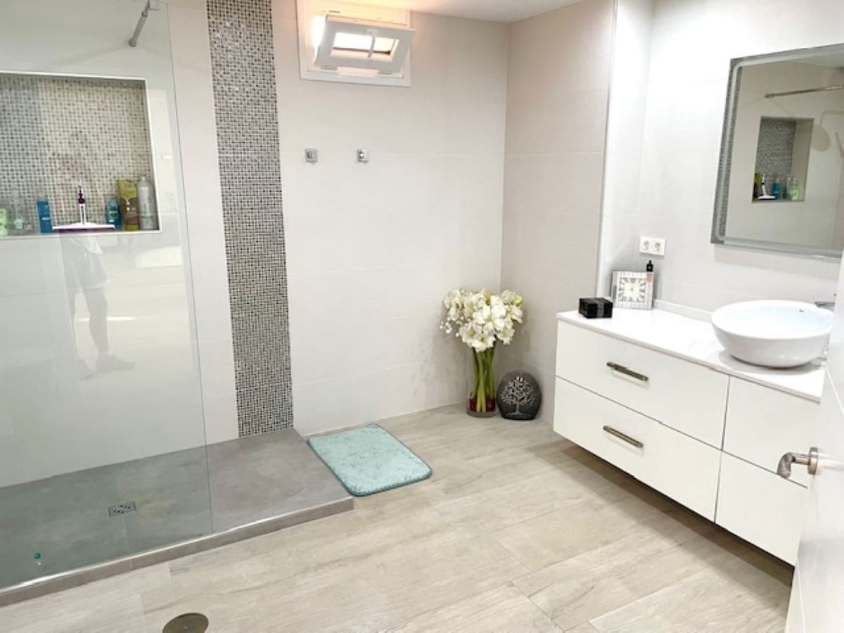 5 bedroom Villa for sale in Estepona - € 1,395,000 (Ref: 9413186)