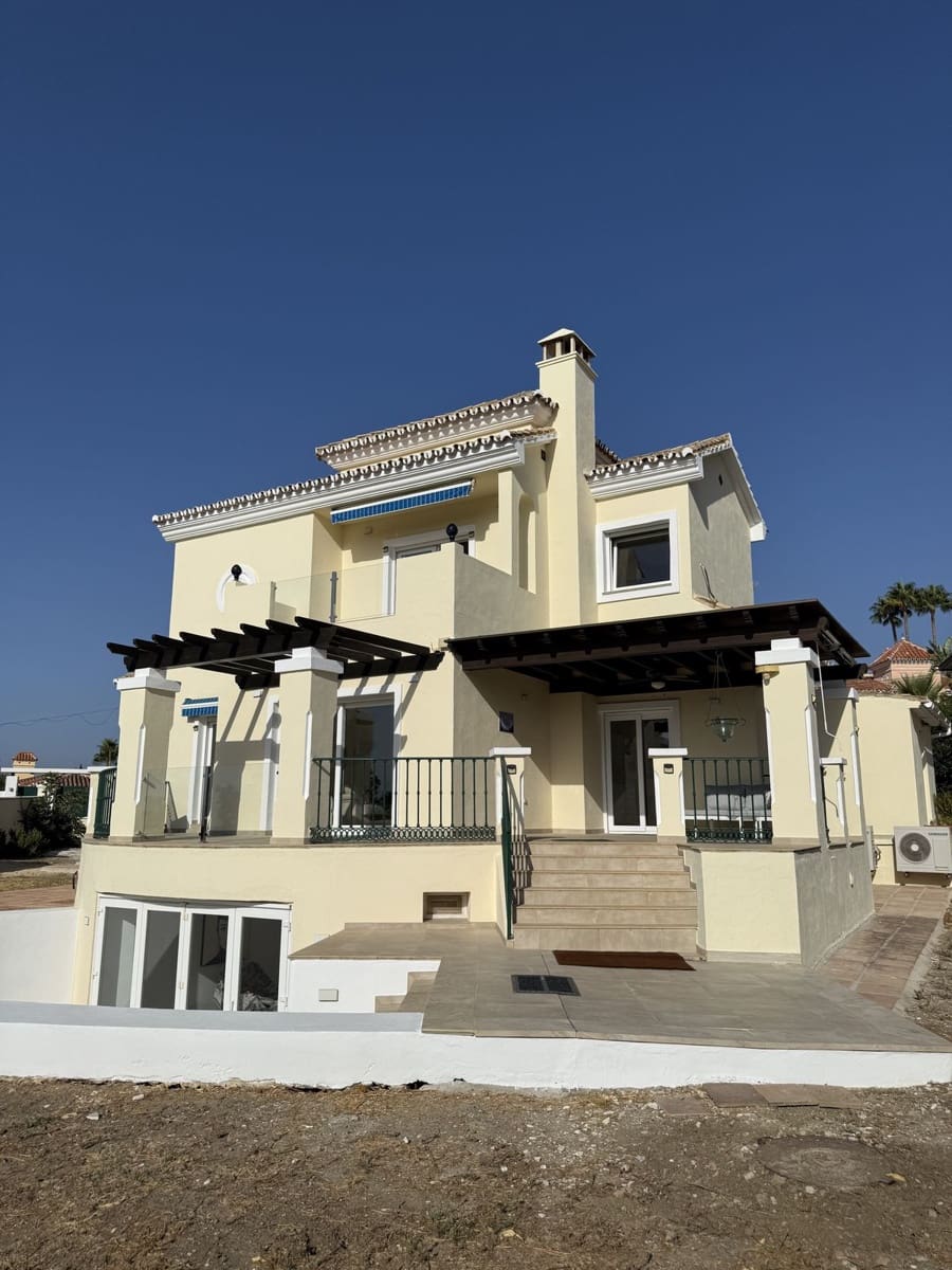 5 bedroom Villa for sale in Estepona - € 1,395,000 (Ref: 9413186)