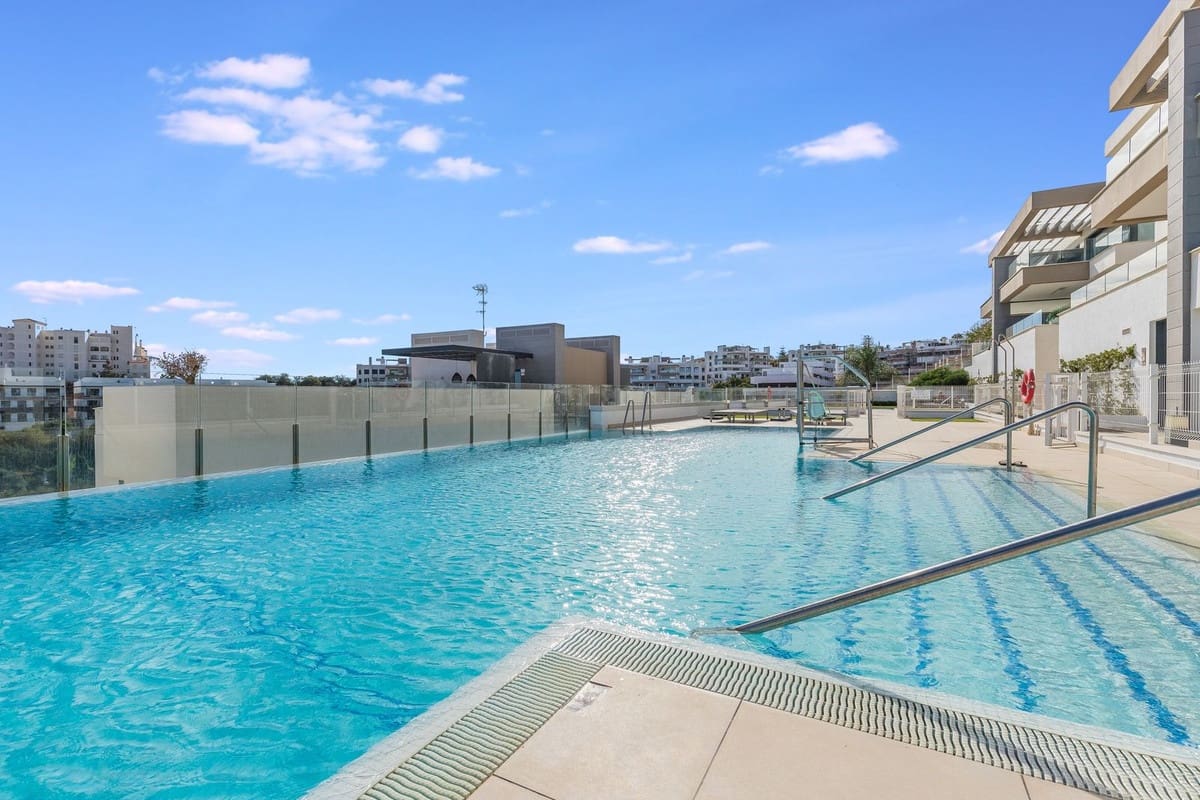 Apartamento de 4 habitaciones en Estepona en venta con garaje - 1.090.000 € (Ref: 9413187)