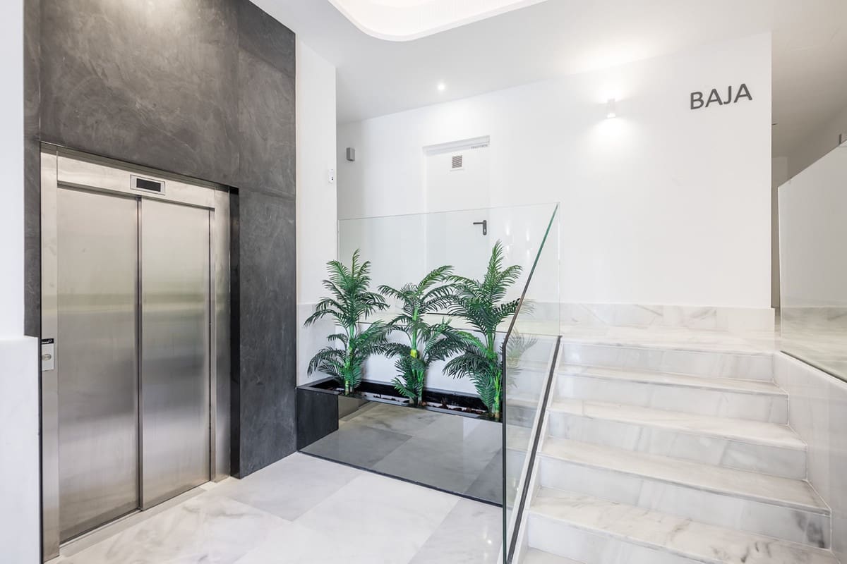 2 soveværelse Lejlighed til salg i Malaga by med garage - € 410.000 (Ref: 9431840)