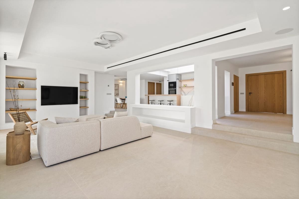 5 bedroom Villa for sale in El Rosario with garage - € 3,895,000 (Ref: 9432550)