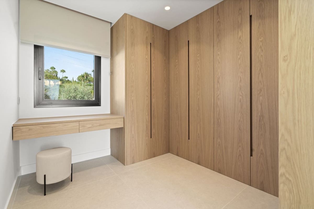 5 bedroom Villa for sale in El Rosario with garage - € 3,895,000 (Ref: 9432550)