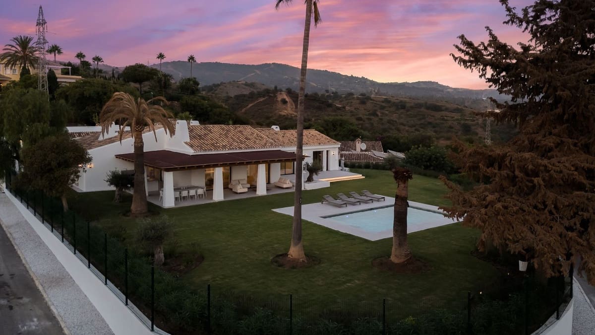 5 bedroom Villa for sale in El Rosario with garage - € 3,895,000 (Ref: 9432550)
