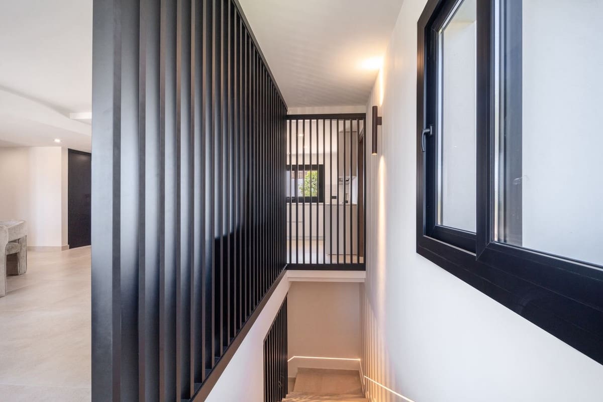 5 bedroom Villa for sale in La Cala de Mijas with garage - € 2,195,000 (Ref: 9432552)