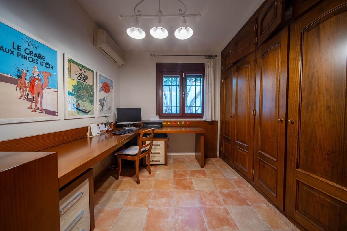 5 bedroom Villa for sale in Mijas Golf with garage - € 1,125,000 (Ref: 9432553)