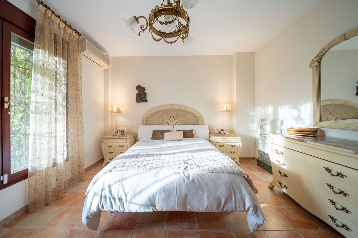 5 bedroom Villa for sale in Mijas Golf with garage - € 1,125,000 (Ref: 9432553)