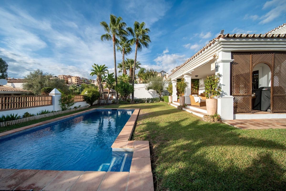 5 bedroom Villa for sale in Mijas Golf with garage - € 1,125,000 (Ref: 9432553)