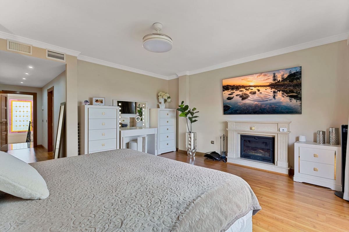 6 bedroom Villa for sale in Torrequebrada with garage - € 2,499,000 (Ref: 9432561)