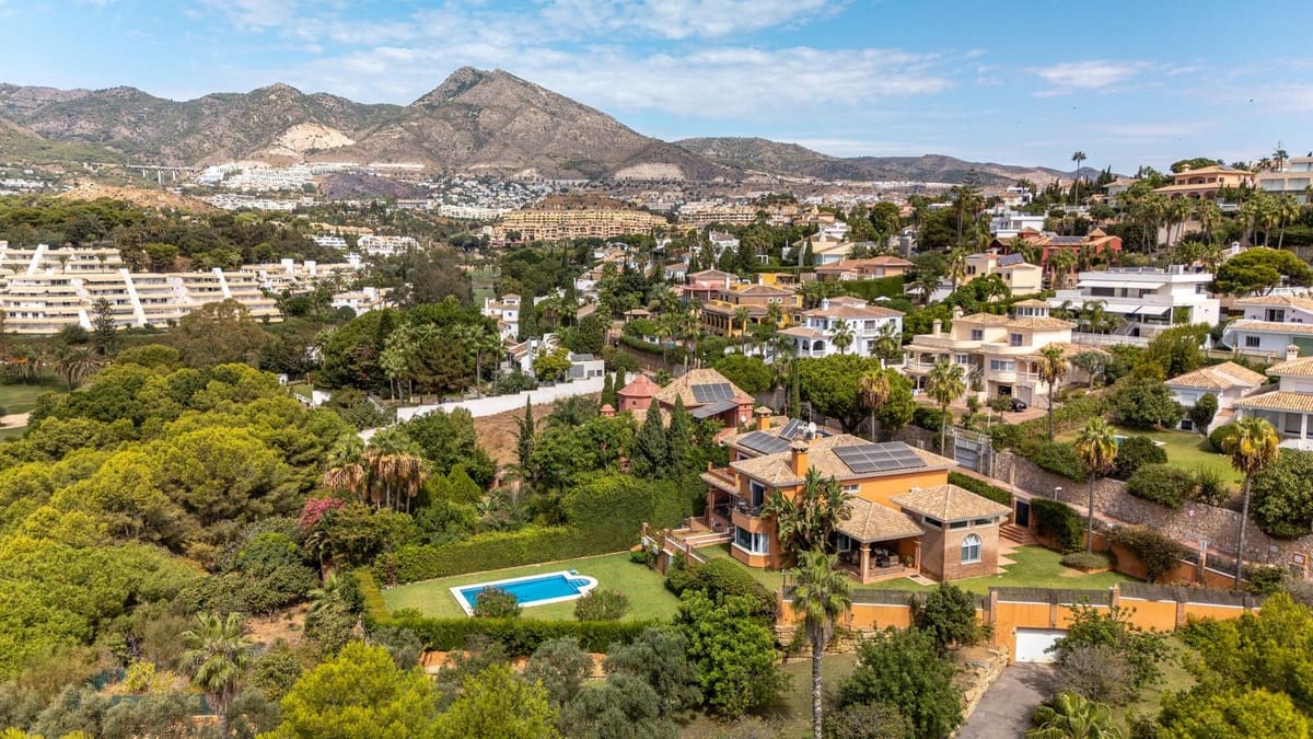 6 bedroom Villa for sale in Torrequebrada with garage - € 2,499,000 (Ref: 9432561)
