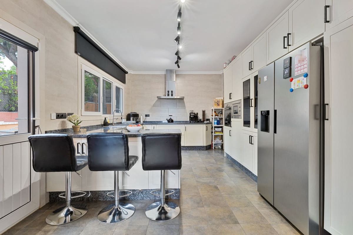 6 bedroom Villa for sale in Torrequebrada with garage - € 2,499,000 (Ref: 9432561)