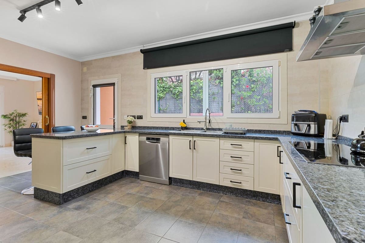 6 bedroom Villa for sale in Torrequebrada with garage - € 2,499,000 (Ref: 9432561)