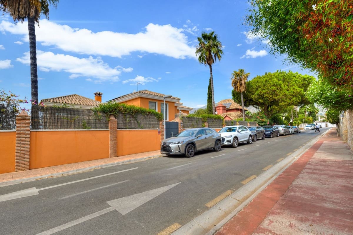 6 bedroom Villa for sale in Torrequebrada with garage - € 2,499,000 (Ref: 9432561)