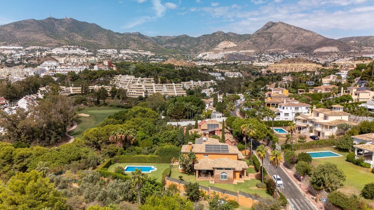 6 bedroom Villa for sale in Torrequebrada with garage - € 2,499,000 (Ref: 9432561)