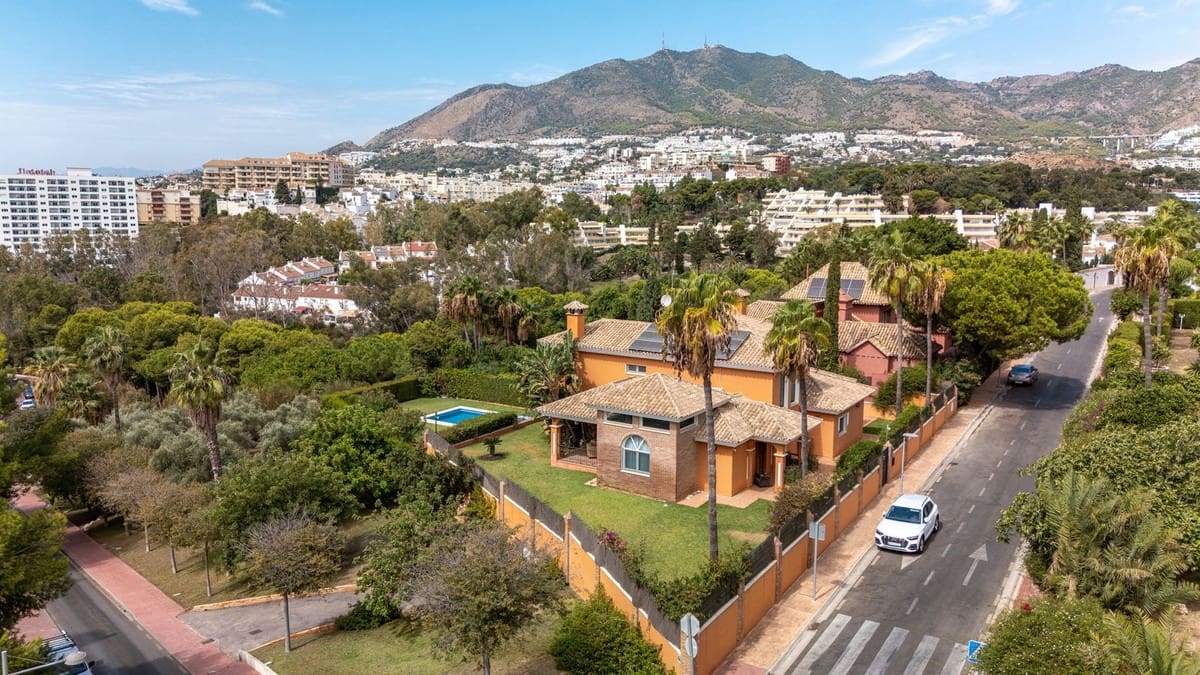 6 bedroom Villa for sale in Torrequebrada with garage - € 2,499,000 (Ref: 9432561)