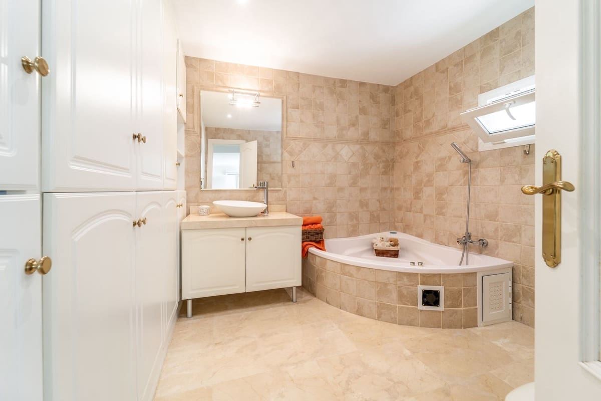 5 makuuhuone Huvila myytävänä paikassa Mijas mukana 
autotalli - 1 890 000 € (Ref: 9432562)