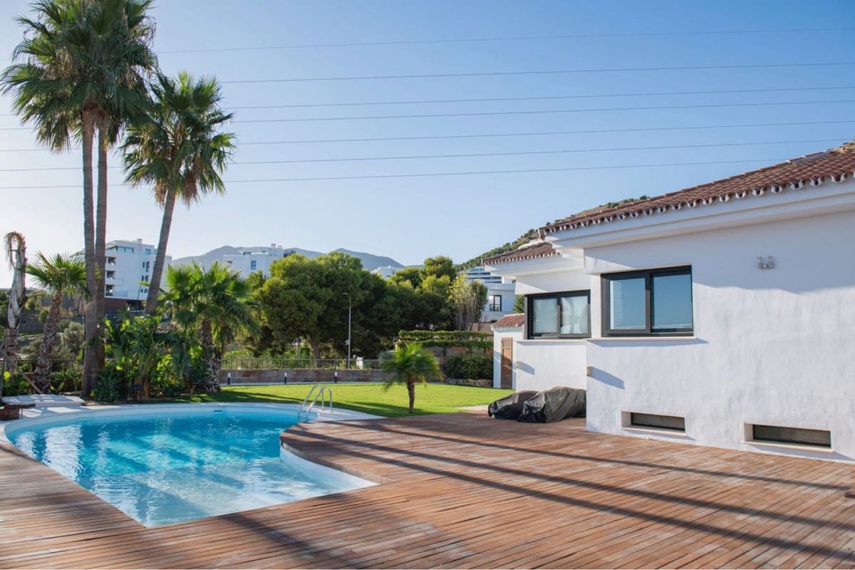4 bedroom Villa for sale in Benalmadena with garage - € 1,650,000 (Ref: 9432567)