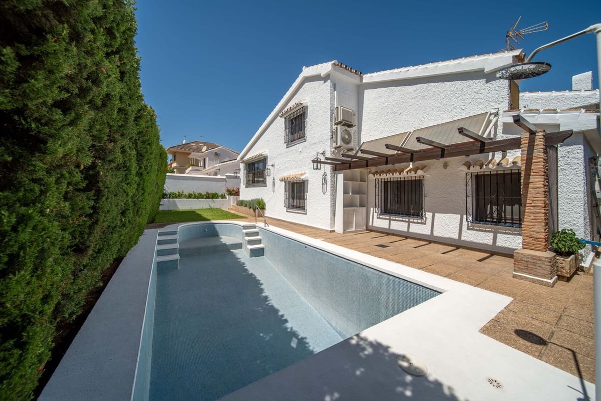 Chalet de 3 habitaciones en Fuengirola en venta - 1.250.000 € (Ref: 9432568)