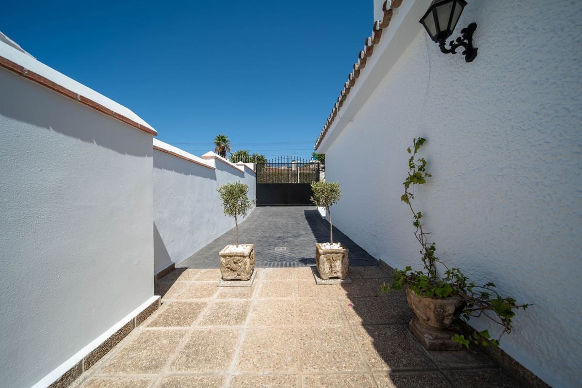 Chalet de 3 habitaciones en Fuengirola en venta - 1.250.000 € (Ref: 9432568)
