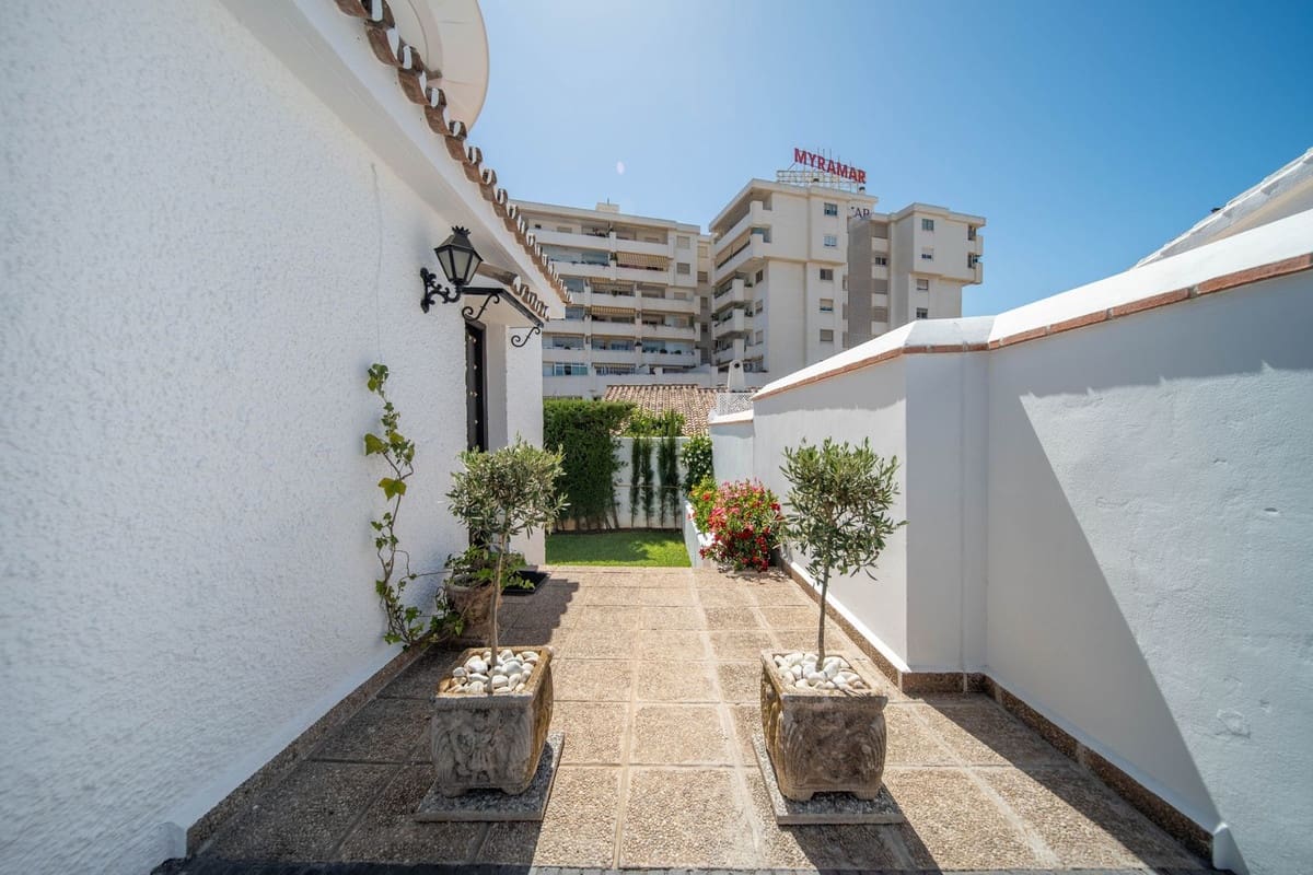 Chalet de 3 habitaciones en Fuengirola en venta - 1.250.000 € (Ref: 9432568)