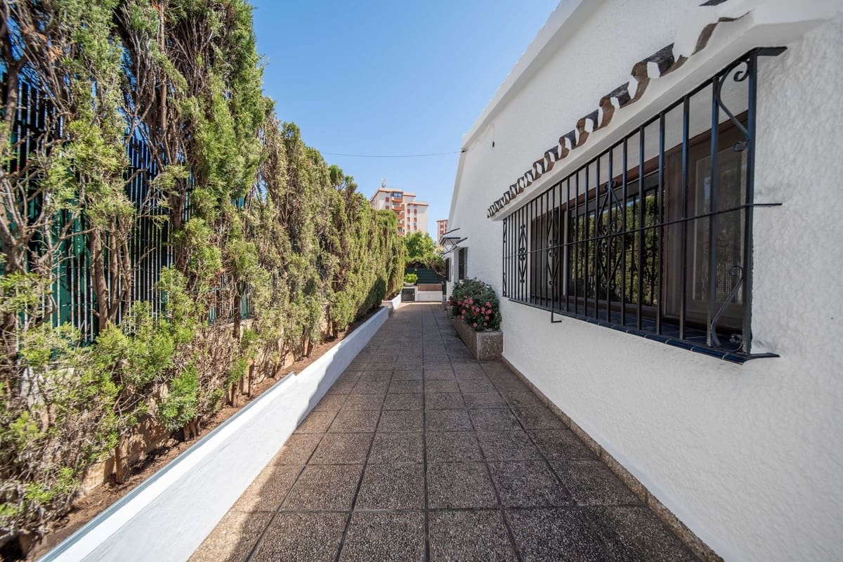Chalet de 3 habitaciones en Fuengirola en venta - 1.250.000 € (Ref: 9432568)
