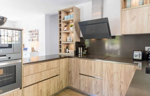 3 slaapkamer Villa te koop in Torreblanca, Fuengirola met garage - € 1.245.000 (Ref: 9432569)