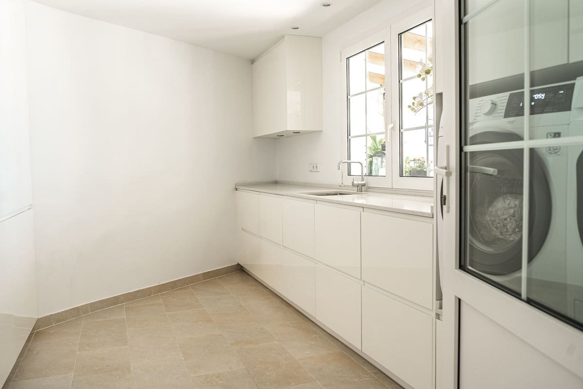 4 bedroom Villa for sale in La Capellania with garage - € 2,695,000 (Ref: 9432571)