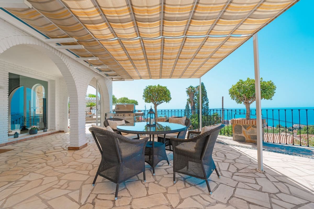 4 bedroom Villa for sale in La Capellania with garage - € 2,695,000 (Ref: 9432571)