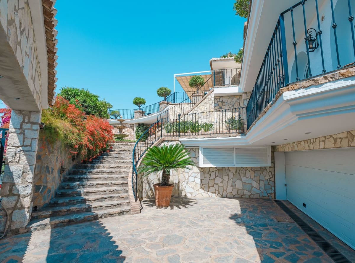 4 bedroom Villa for sale in La Capellania with garage - € 2,695,000 (Ref: 9432571)