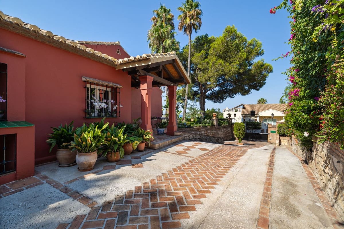 8 bedroom Villa for sale in Benalmadena with garage - € 3,500,000 (Ref: 9432579)