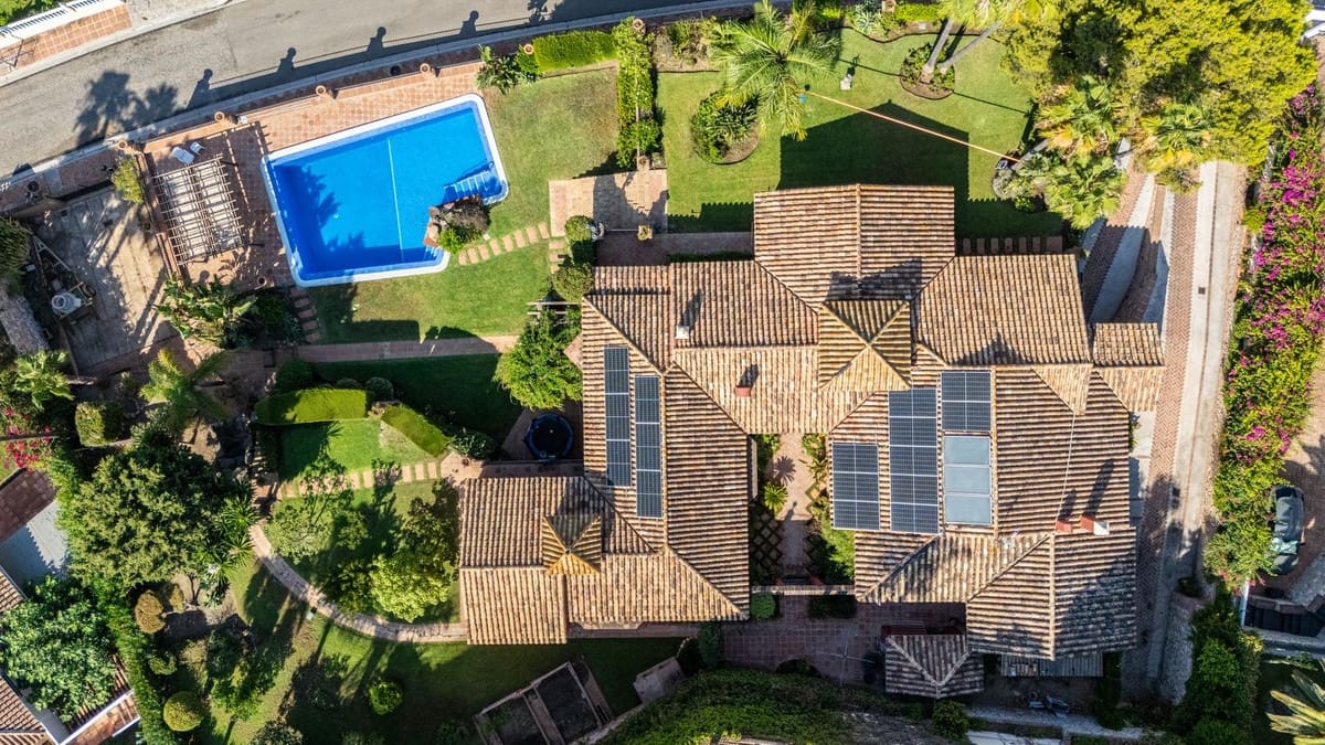 8 bedroom Villa for sale in Benalmadena with garage - € 3,500,000 (Ref: 9432579)