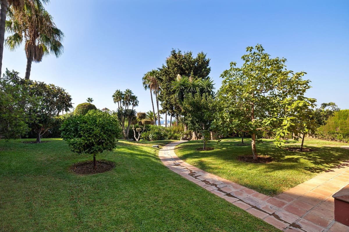 8 bedroom Villa for sale in Benalmadena with garage - € 3,500,000 (Ref: 9432579)