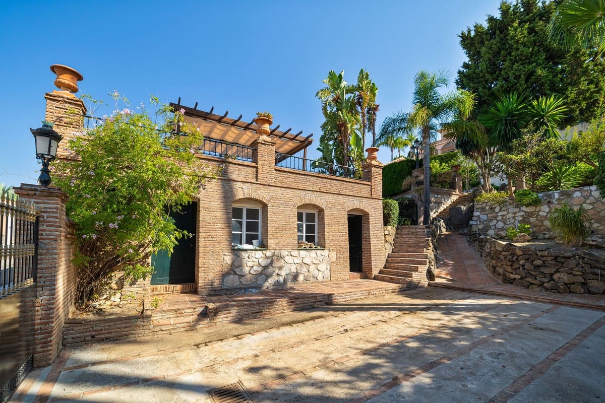 8 bedroom Villa for sale in Benalmadena with garage - € 3,500,000 (Ref: 9432579)