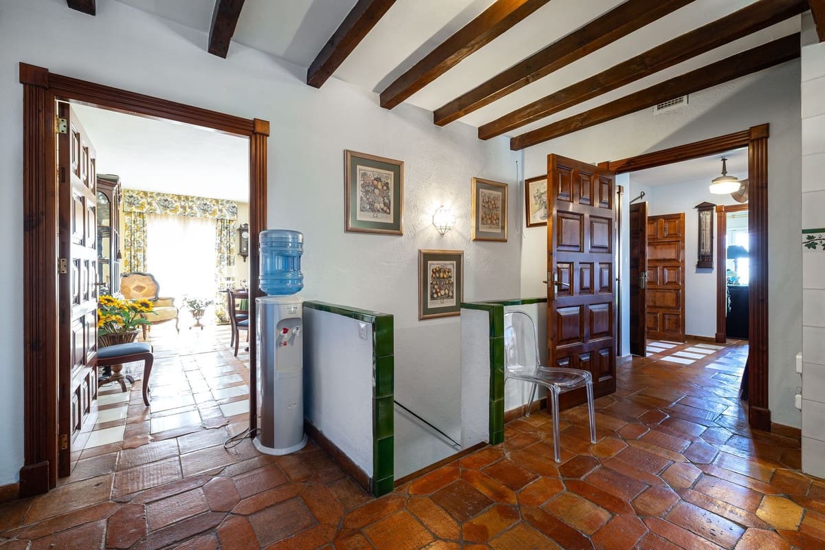 8 bedroom Villa for sale in Benalmadena with garage - € 3,500,000 (Ref: 9432579)