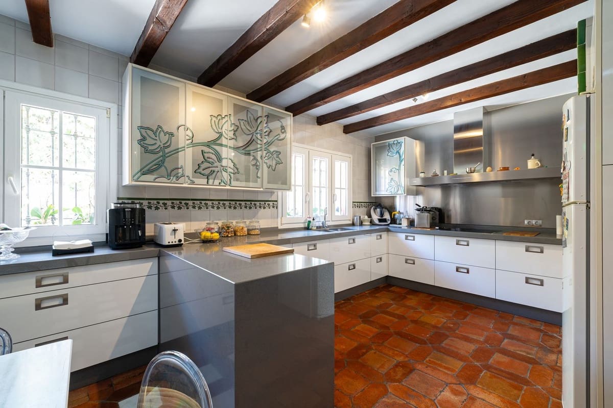 8 bedroom Villa for sale in Benalmadena with garage - € 3,500,000 (Ref: 9432579)