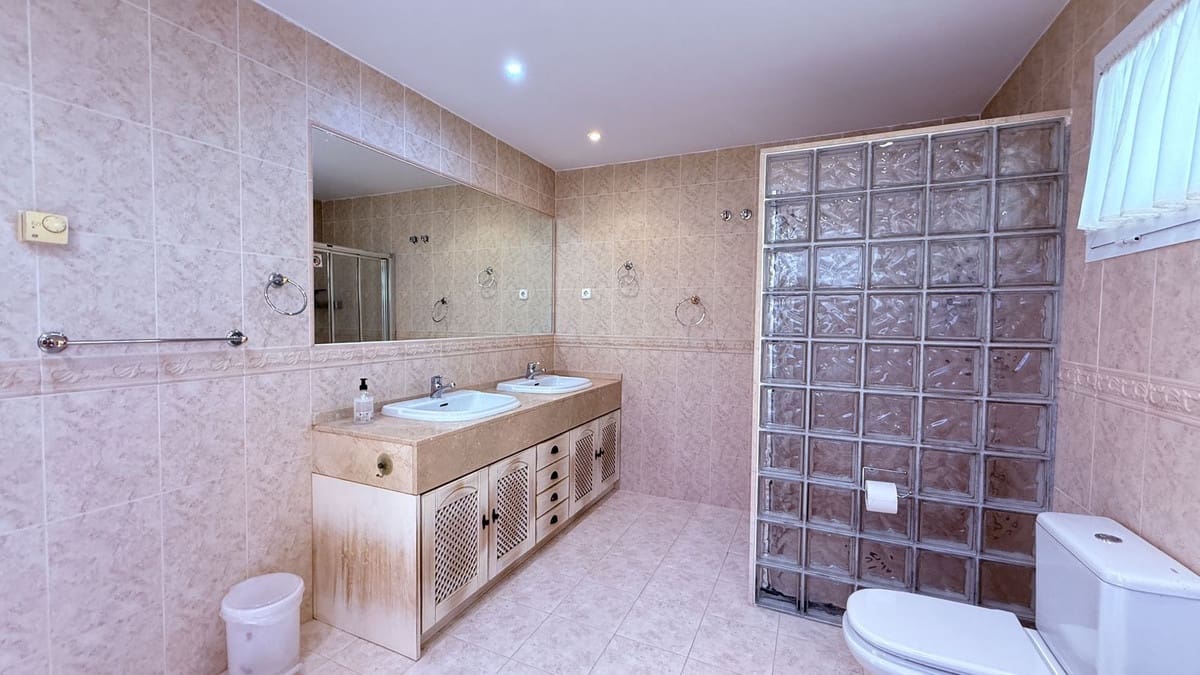 4 bedroom Villa for sale in Benalmadena with garage - € 2,500,000 (Ref: 9489799)