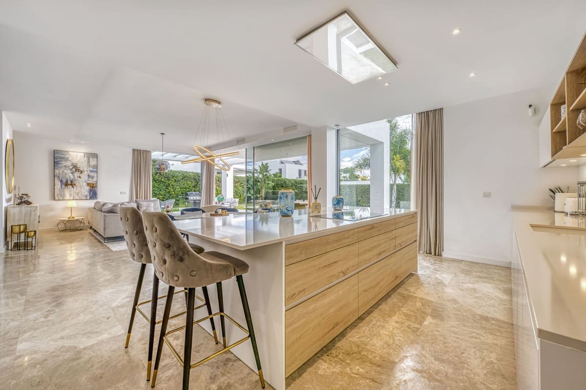 5 bedroom Villa for sale in Cancelada with garage - € 2,350,000 (Ref: 9503096)