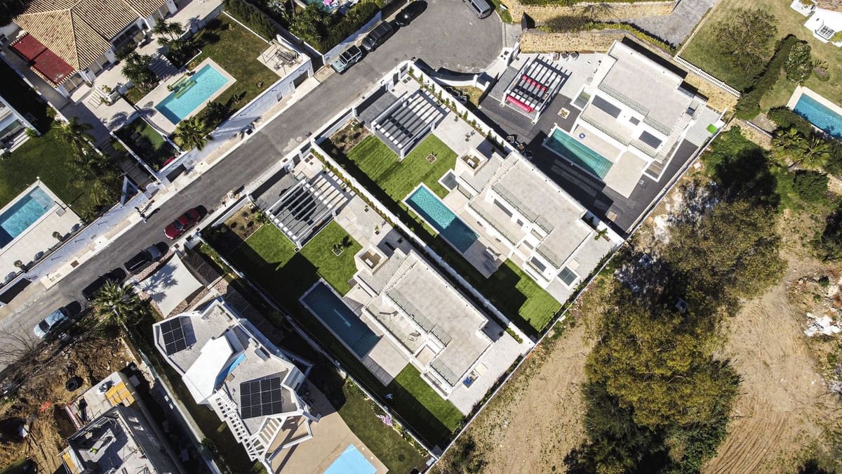 6 Zimmer Villa zu verkaufen in Estepona mit Garage - 1.950.000 € (Ref: 9503102)