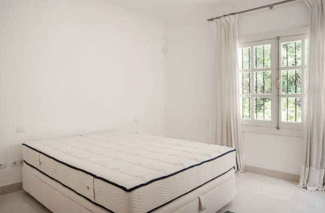 Chalet de 4 habitaciones en El Paraiso, Estepona en venta - 1.550.000 € (Ref: 9503104)