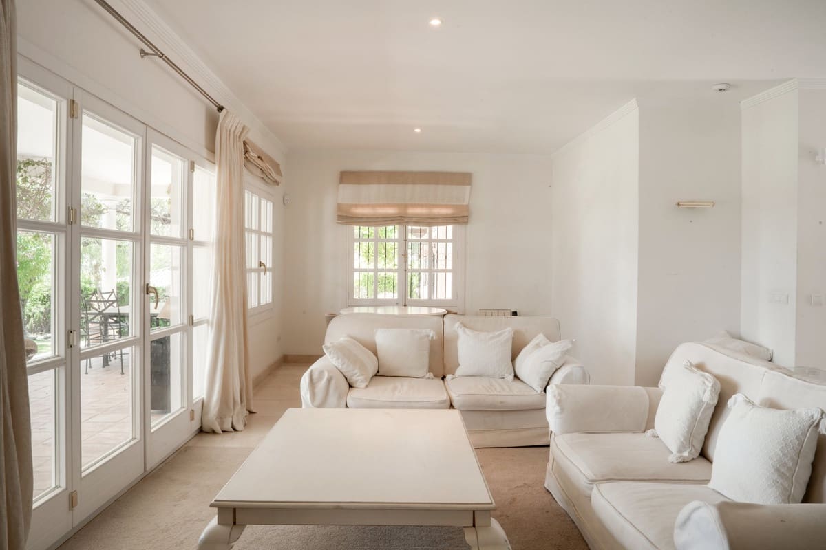 Chalet de 4 habitaciones en El Paraiso en venta - 1.550.000 € (Ref: 9503104)