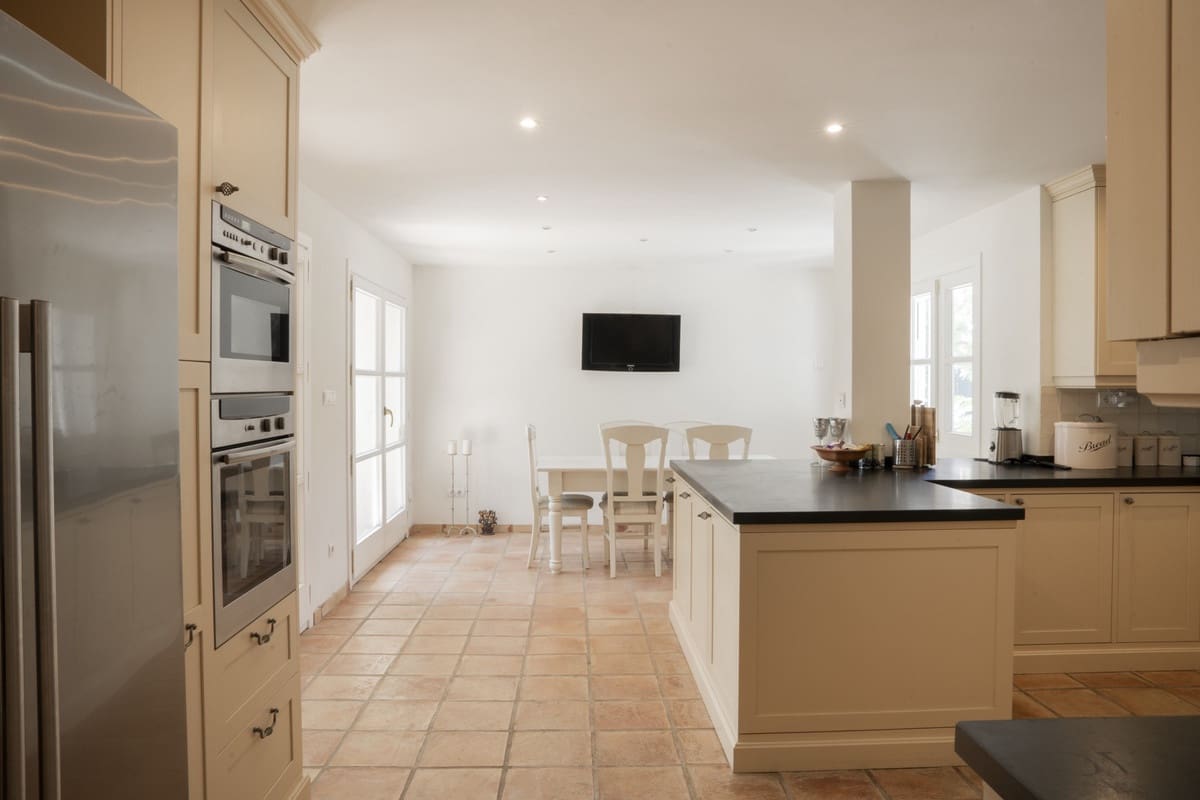 Chalet de 4 habitaciones en El Paraiso en venta - 1.550.000 € (Ref: 9503104)