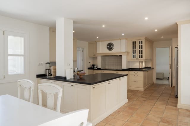 Chalet de 4 habitaciones en El Paraiso, Estepona en venta - 1.550.000 € (Ref: 9503104)