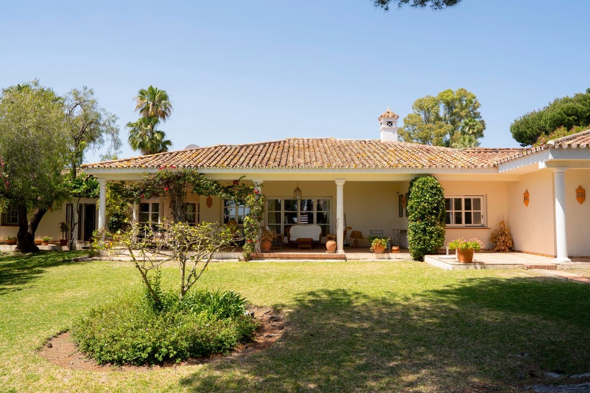 Chalet de 4 habitaciones en El Paraiso en venta - 1.550.000 € (Ref: 9503104)