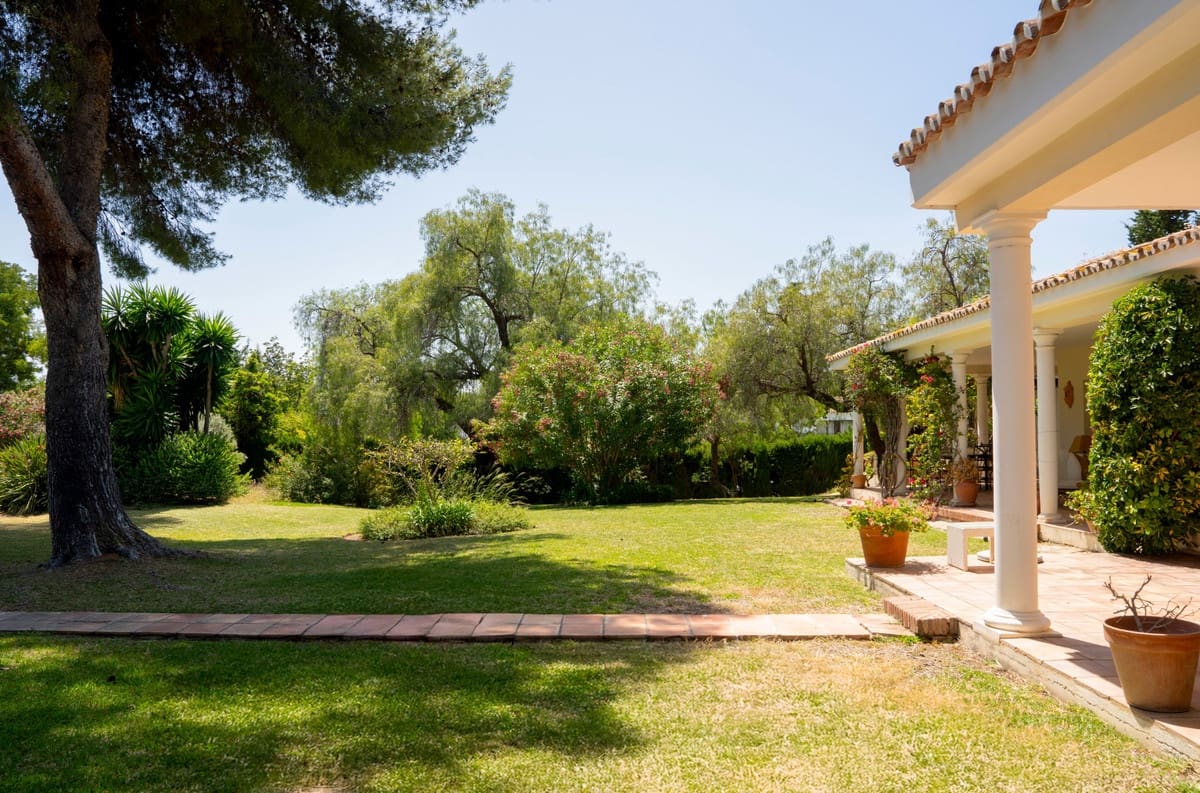 Chalet de 4 habitaciones en El Paraiso en venta - 1.550.000 € (Ref: 9503104)