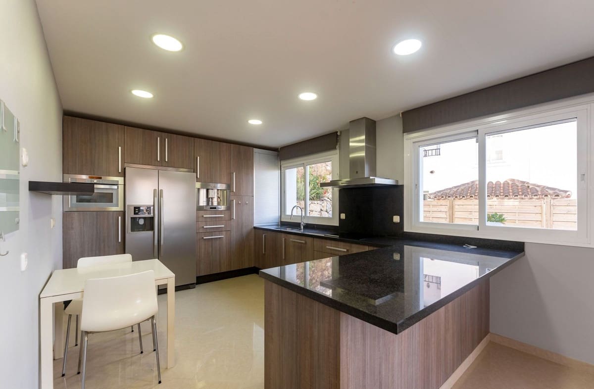 4 bedroom Villa for sale in Coin with garage - € 595,000 (Ref: 9503110)