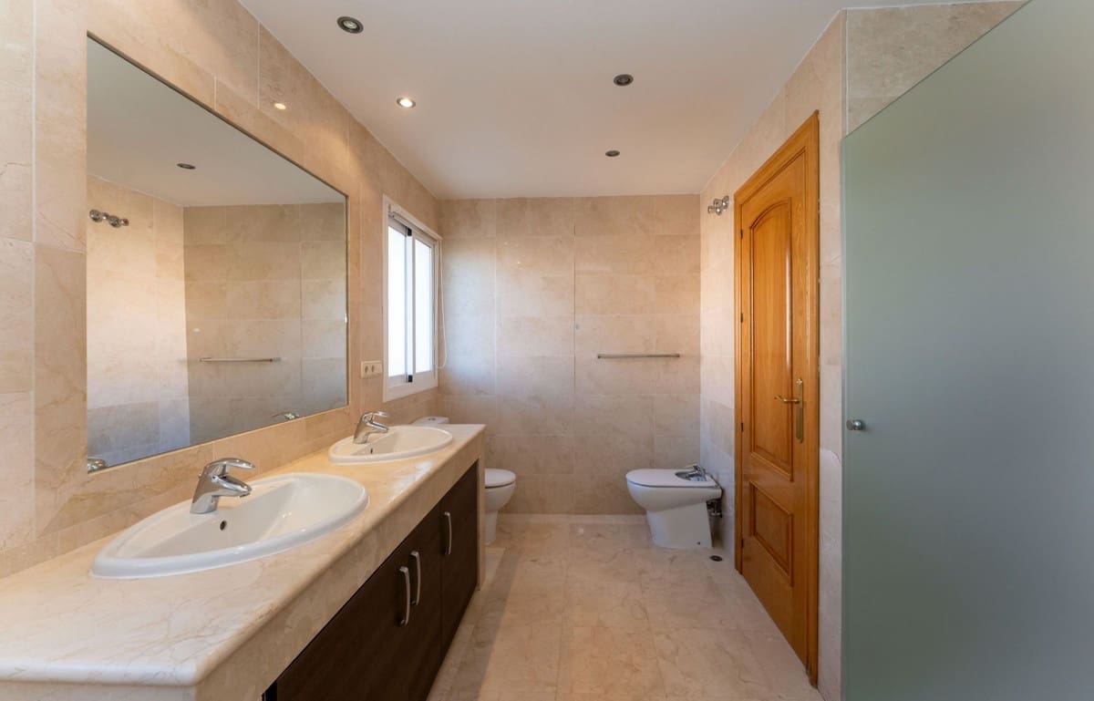 4 bedroom Villa for sale in Coin with garage - € 595,000 (Ref: 9503110)